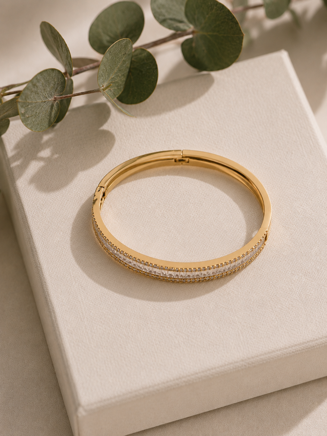 Pulsera Rígida de Oro 14K con Brillantes