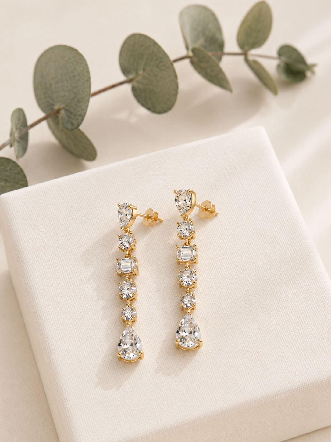 Aretes Largos de Oro 14K con Brillantes de Laboratorio