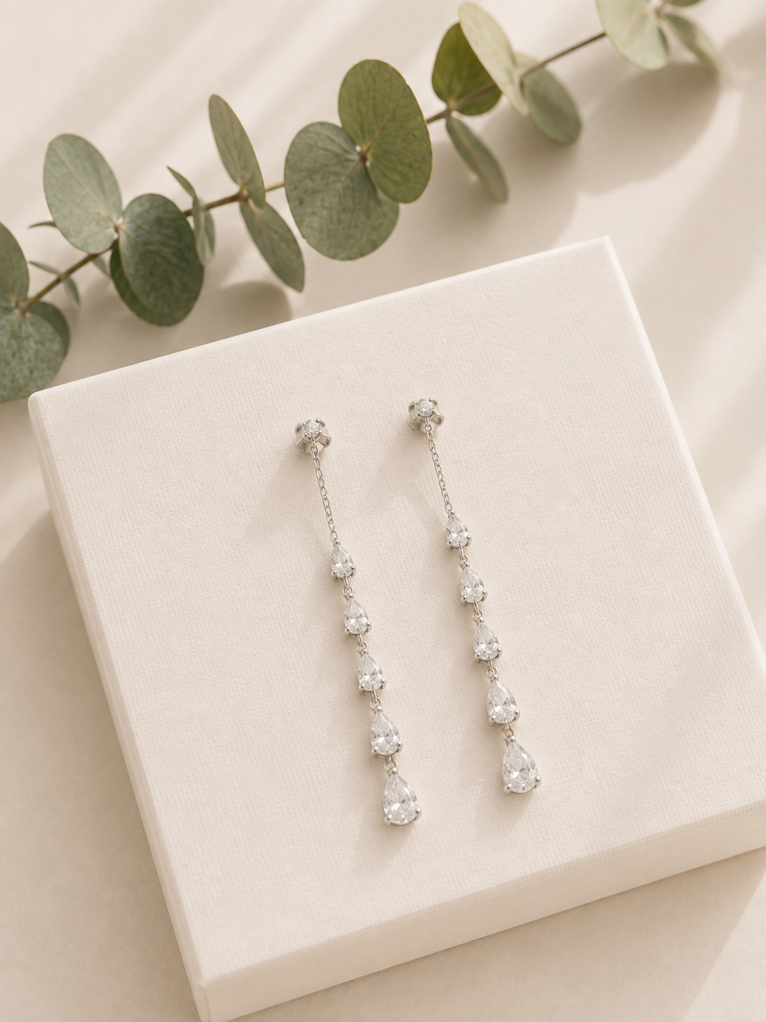 Aretes Largos de Oro 14K con Brillantes de Laboratorio