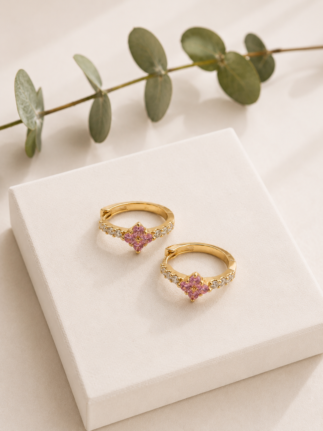 Huggies de Oro 14K con Zafiros Rosas y Brillantes