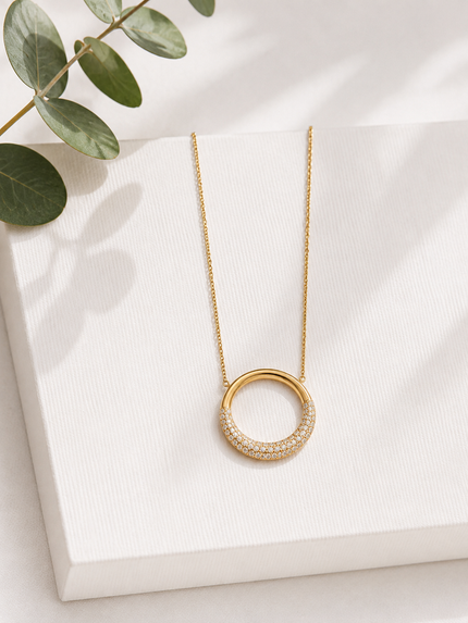 Collar de Oro 18K con Colgante Circular y Brillantes