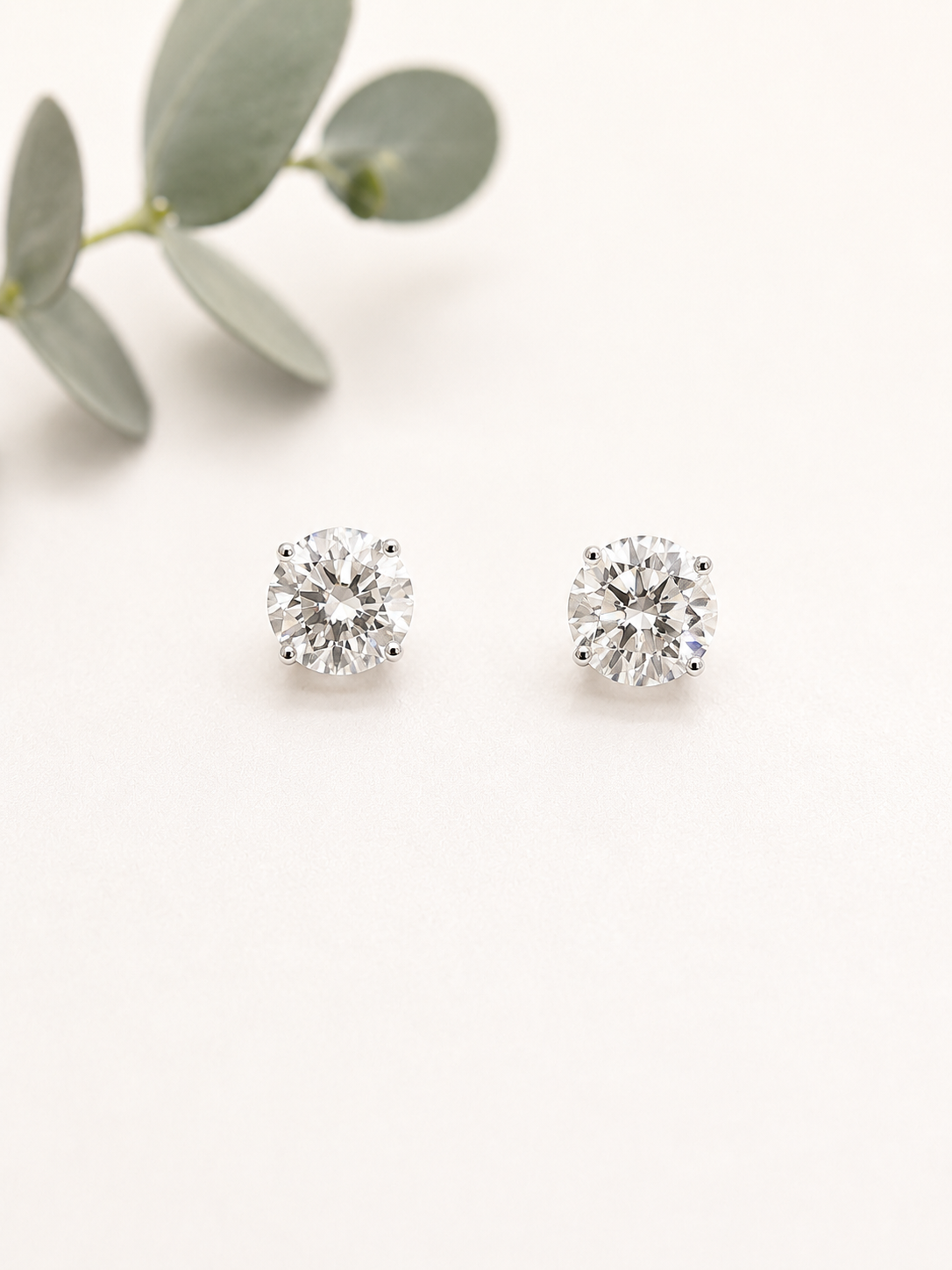 Aretes Coquetas en Oro Blanco con Brillantes de Laboratorio