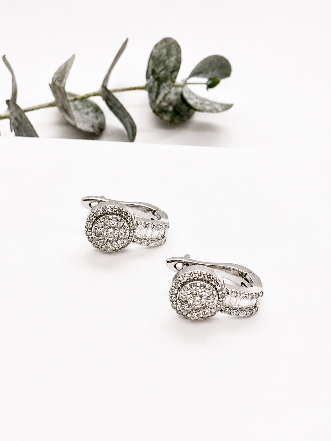 Aretes Halo de Diamantes en Oro Blanco