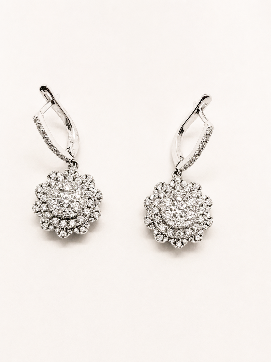 Aretes Flor de Diamantes en Oro Blanco