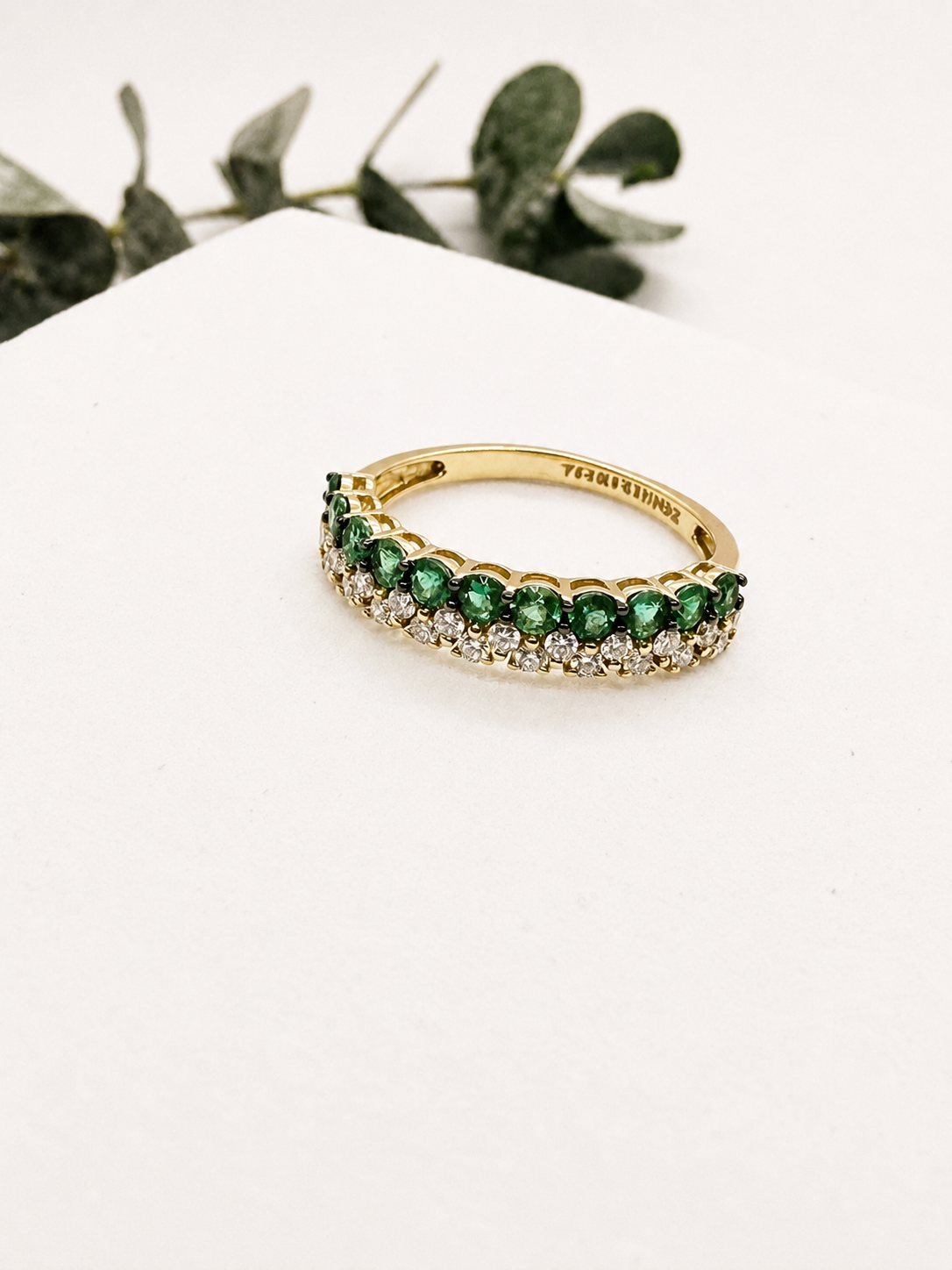 Anillo de Esmeraldas y Brillantes en Oro Amarillo