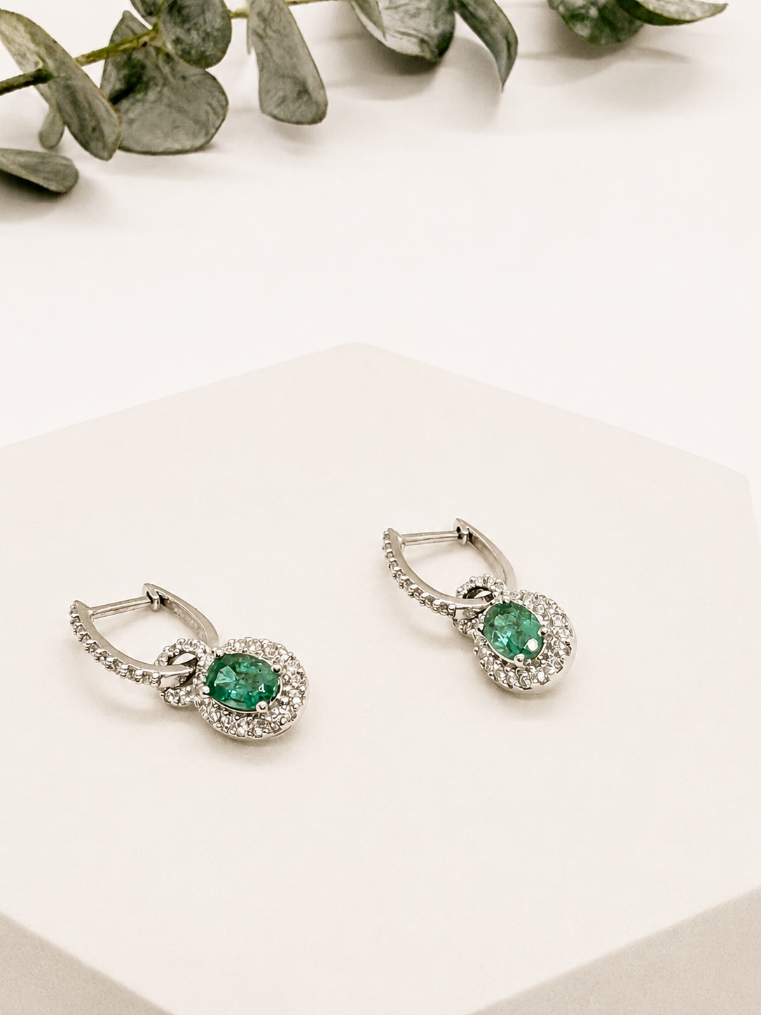 Aretes de Esmeralda y Diamantes en Oro Blanco