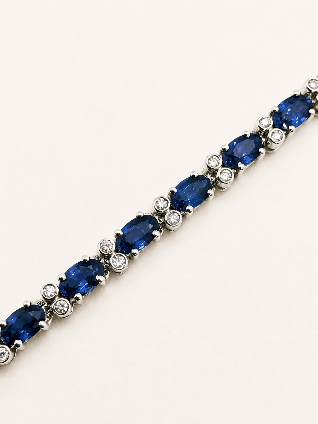 Pulsera Rivière en Oro Blanco con Zafiros y Brillantes