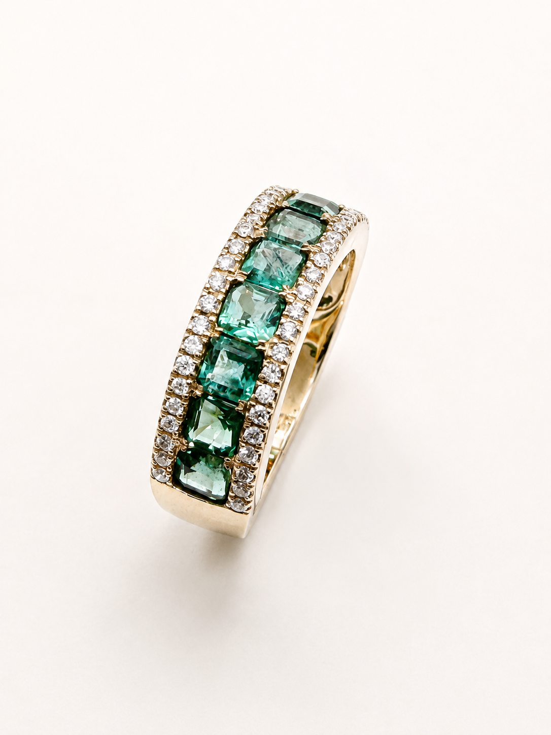 Anillo de Brillantes y Esmeraldas