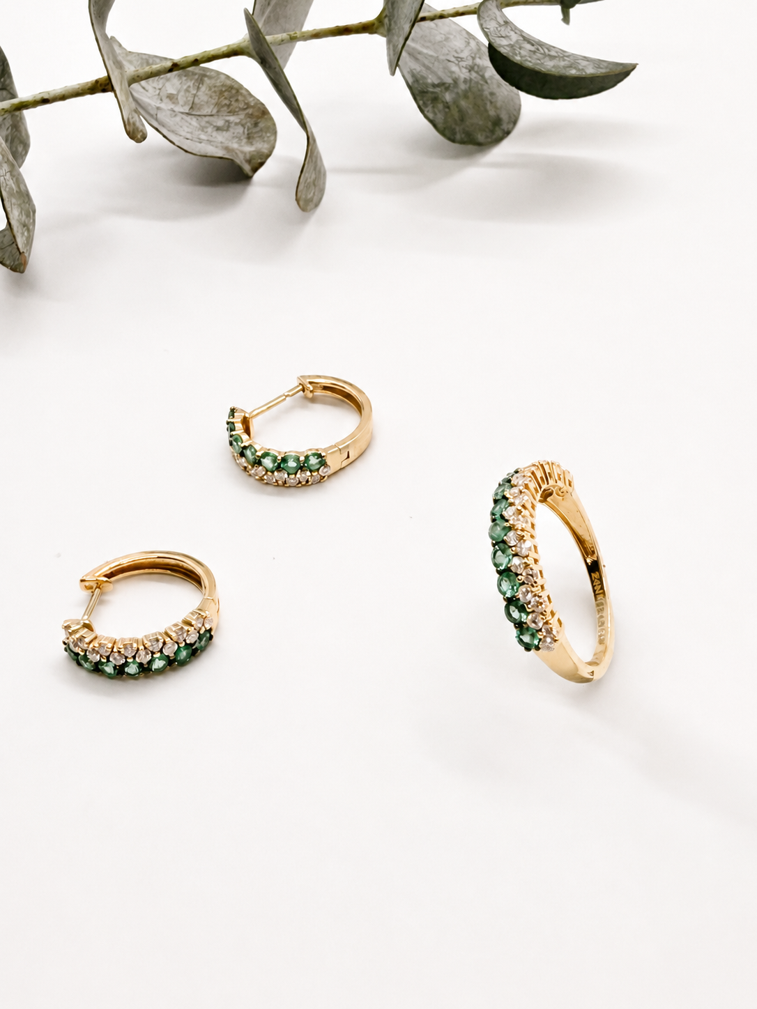 Juego de Arracadas y Anillo de Brillantes y Esmeraldas
