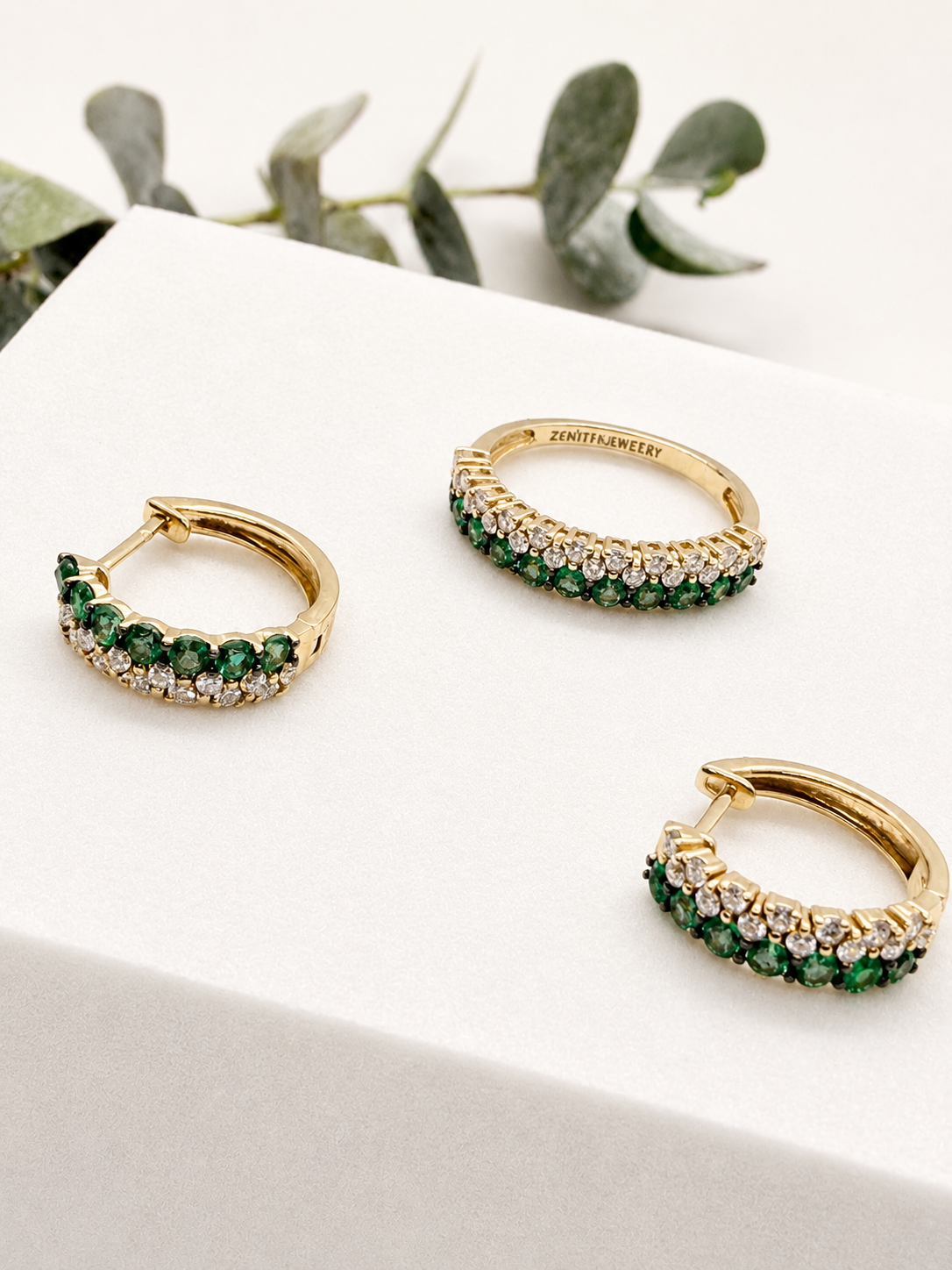 Juego de Arracadas y Anillo de Brillantes y Esmeraldas
