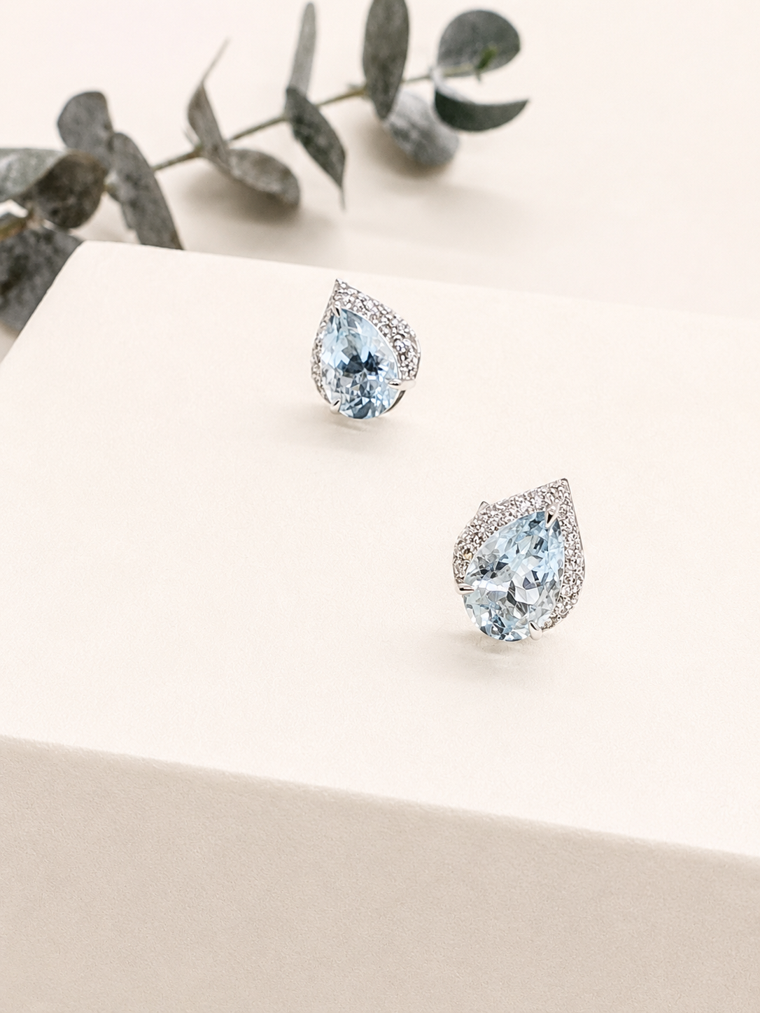 Aretes de Aguamarinas y Brillantes en Oro Blanco