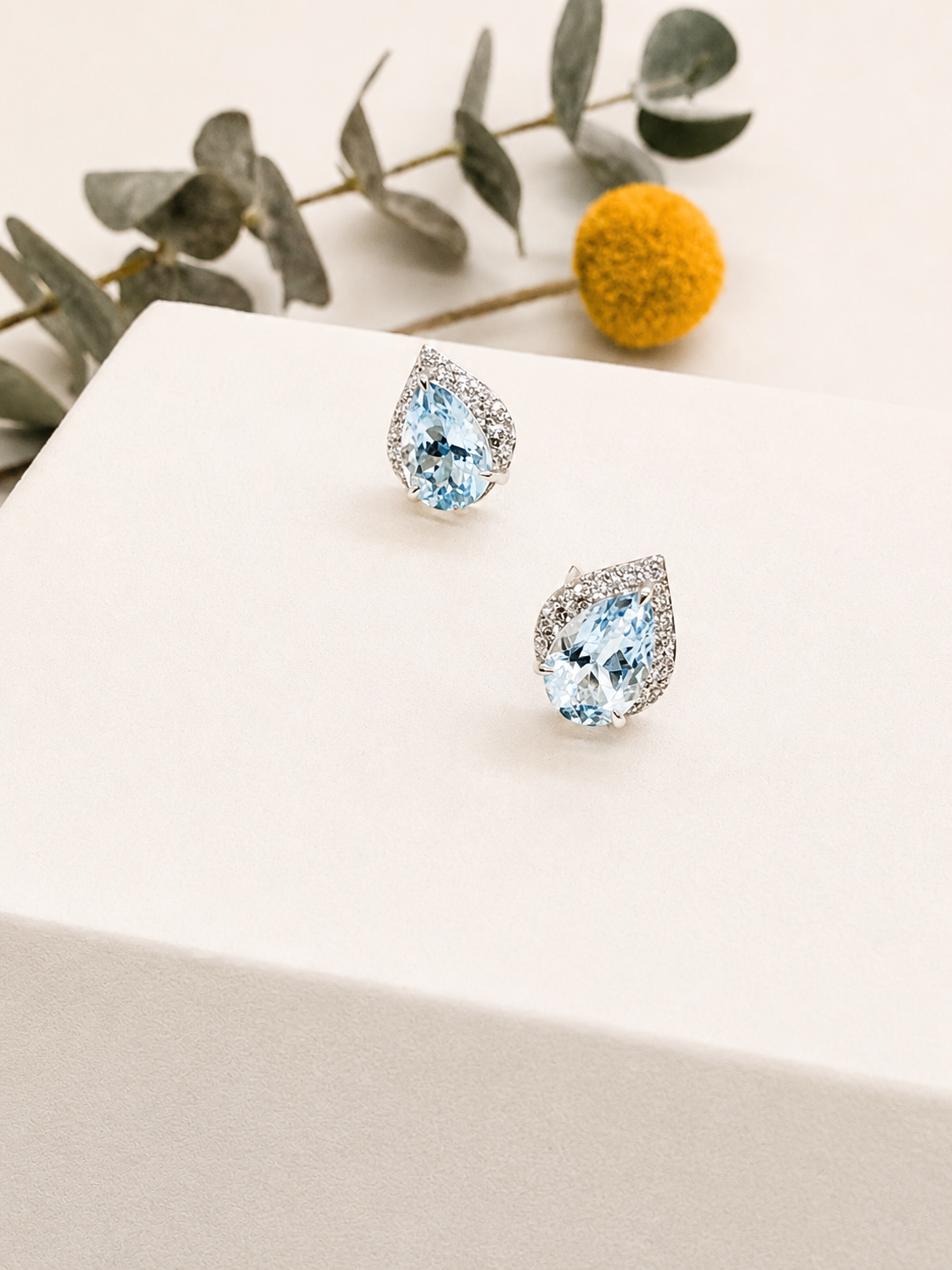 Aretes de Aguamarinas y Brillantes en Oro Blanco