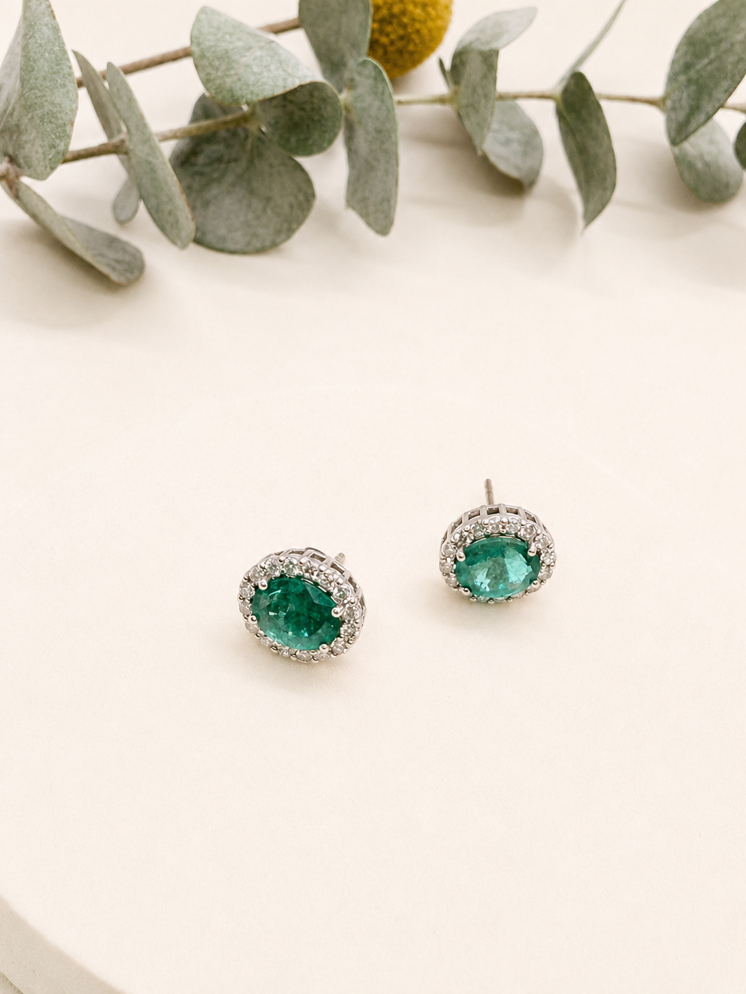 Aretes de Esmeraldas y Brillantes en Oro Blanco
