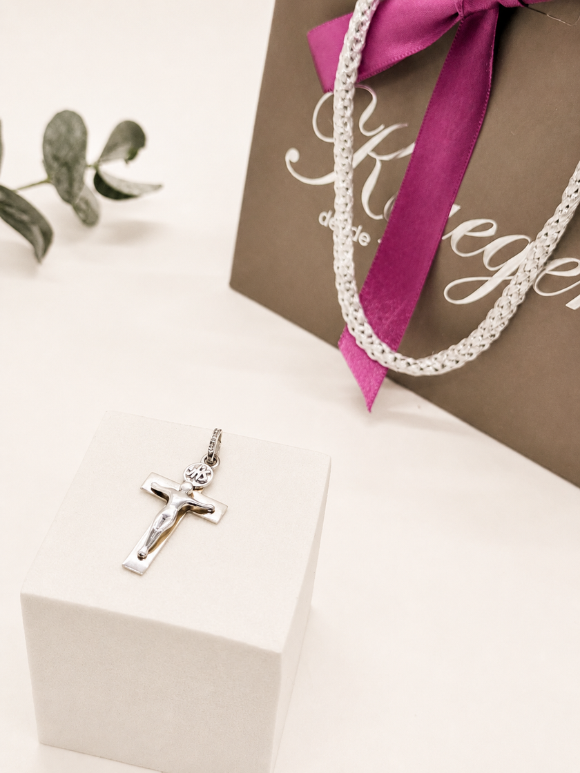 Cruz Contemporánea de Cristo en Oro Blanco