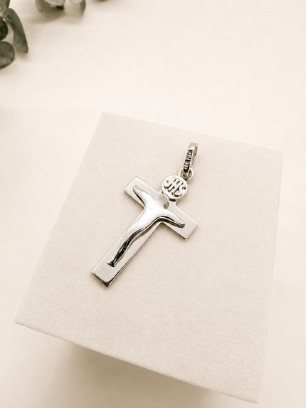 Cruz Contemporánea de Cristo en Oro Blanco