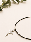 Cruz Contemporánea de Cristo en Oro Blanco