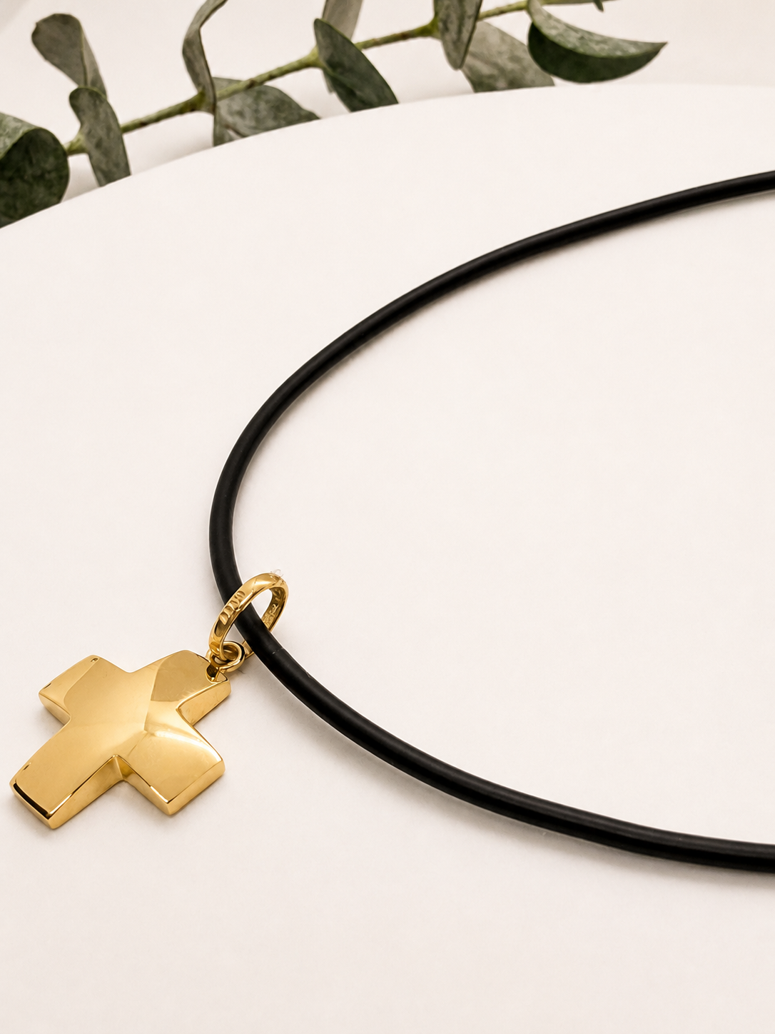 Cruz Minimalista en Oro