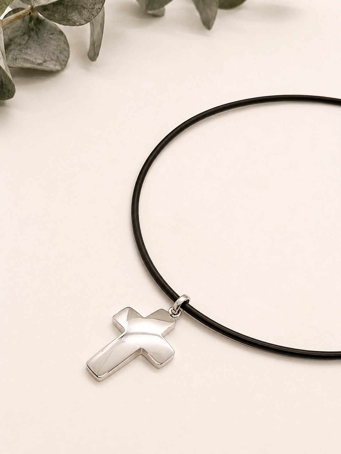 Cruz Minimalista en Oro Blanco
