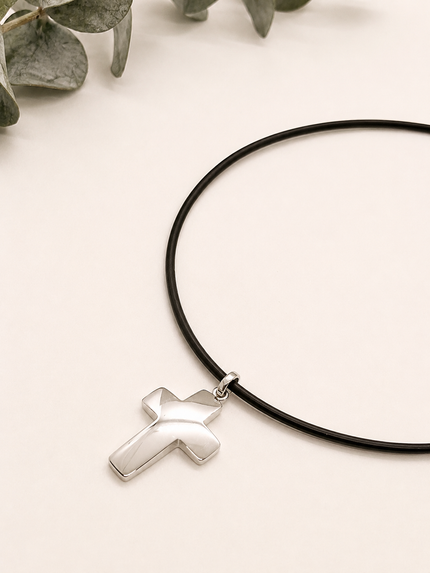 Cruz Minimalista en Oro Blanco