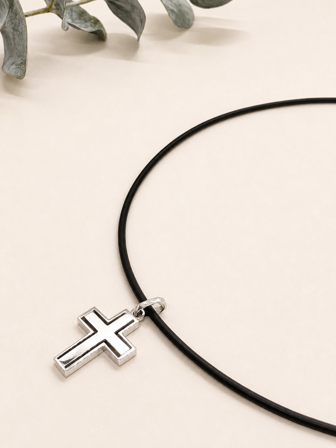 Cruz Contemporánea en Oro Blanco