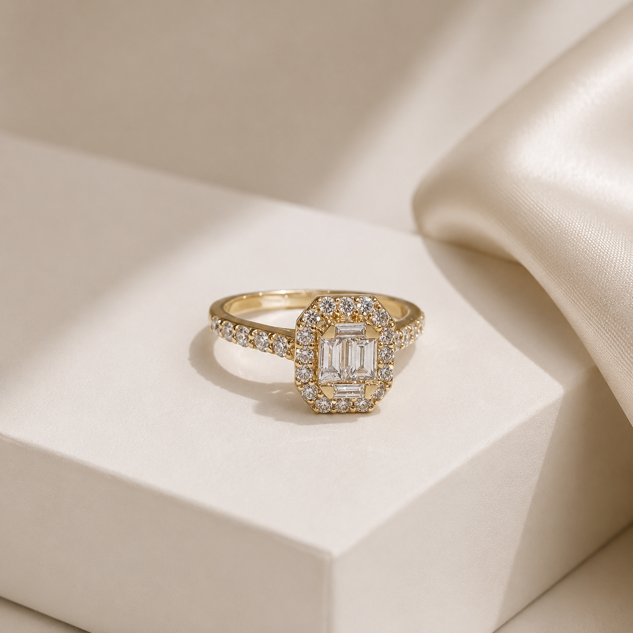 Anillo Halo de Brillantes Corte Esmeralda