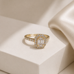 Anillo Halo de Brillantes Corte Esmeralda