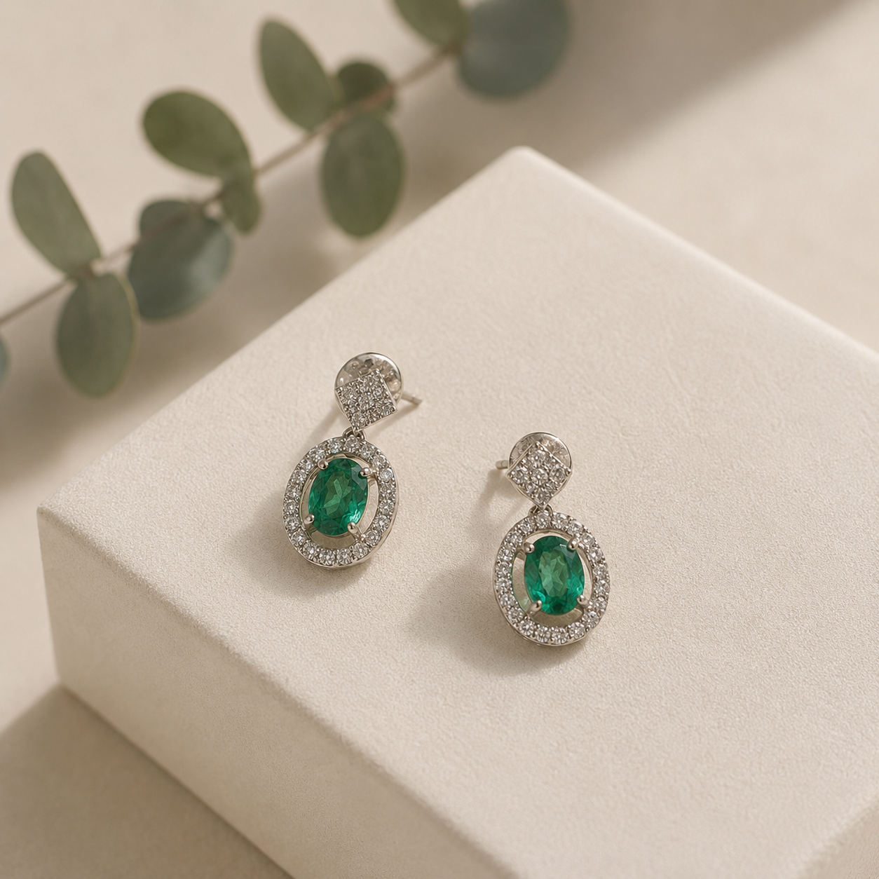Aretes de Esmeraldas y Brillantes en Oro Blanco de 18k