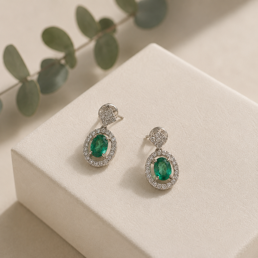 Aretes de Esmeraldas y Brillantes en Oro Blanco de 18k