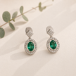 Aretes de Esmeraldas y Brillantes en Oro Blanco de 18k