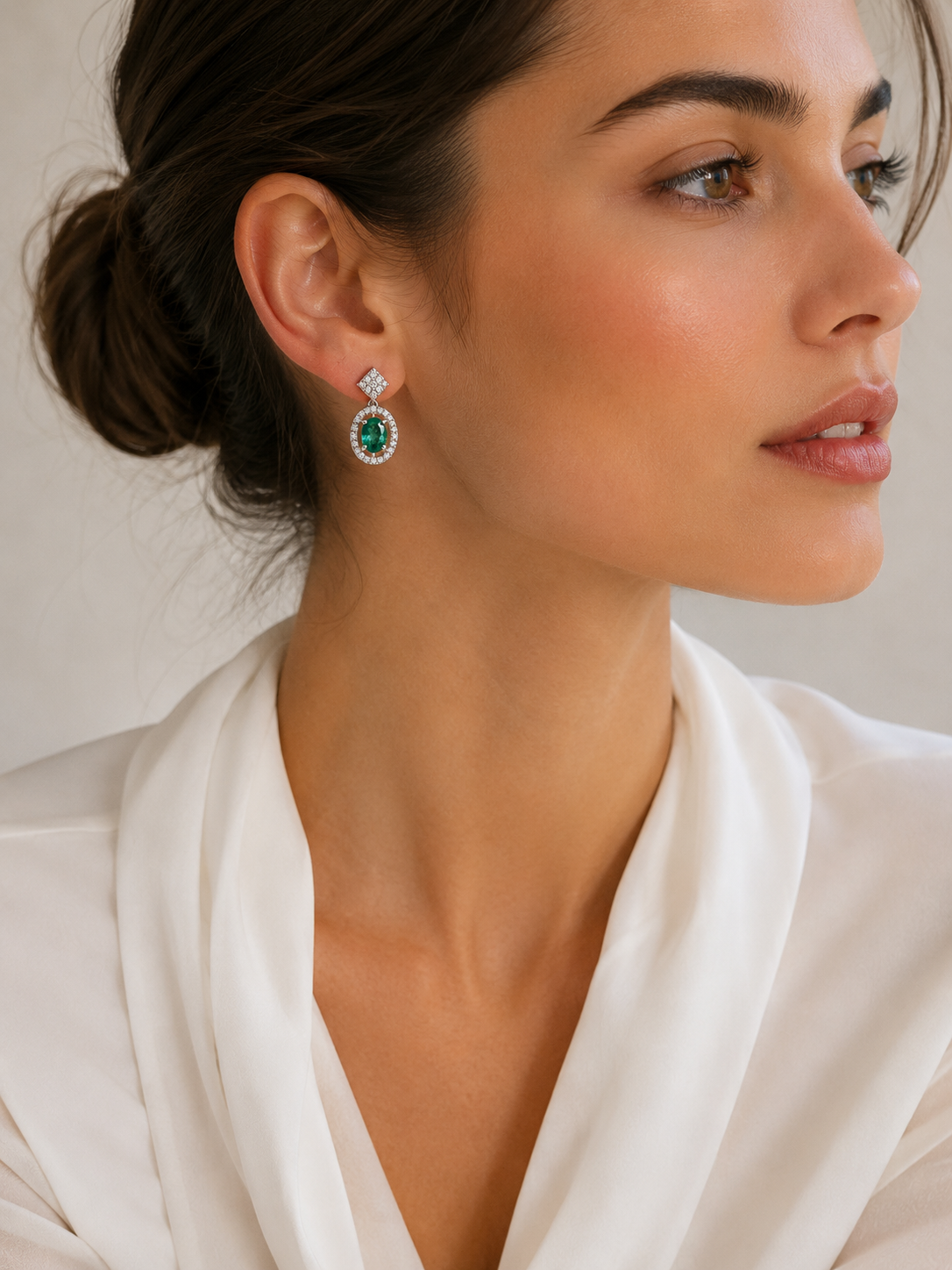 Aretes de Esmeraldas y Brillantes en Oro Blanco de 18k