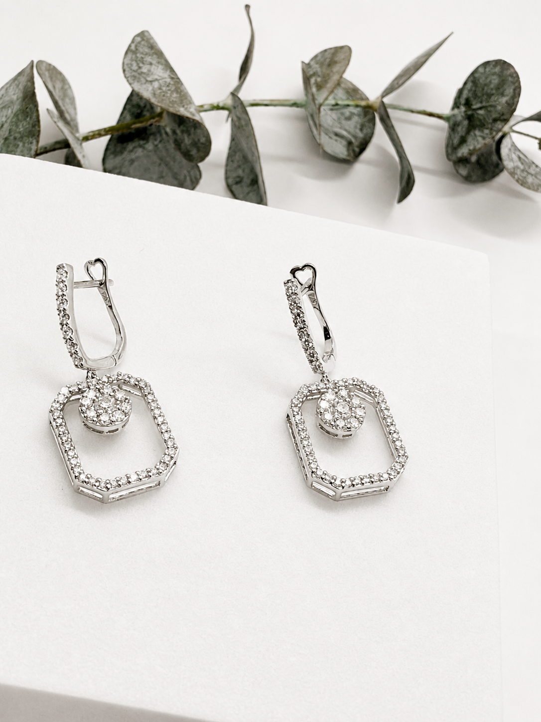 Aretes Geométricos de Diamantes en Oro Blanco