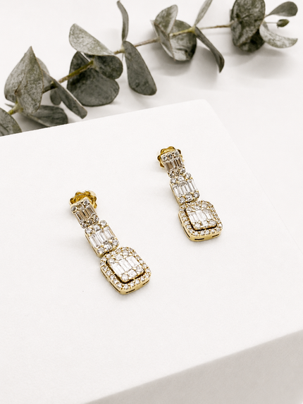 Aretes Geométricos de Diamantes en Oro Amarillo