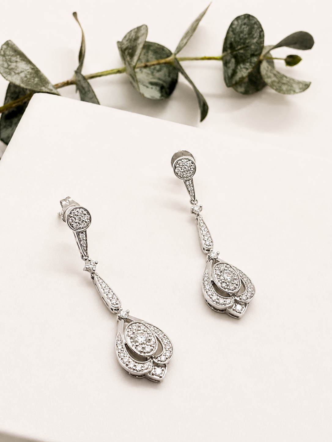 Aretes Colgantes de Diamantes en Oro Blanco