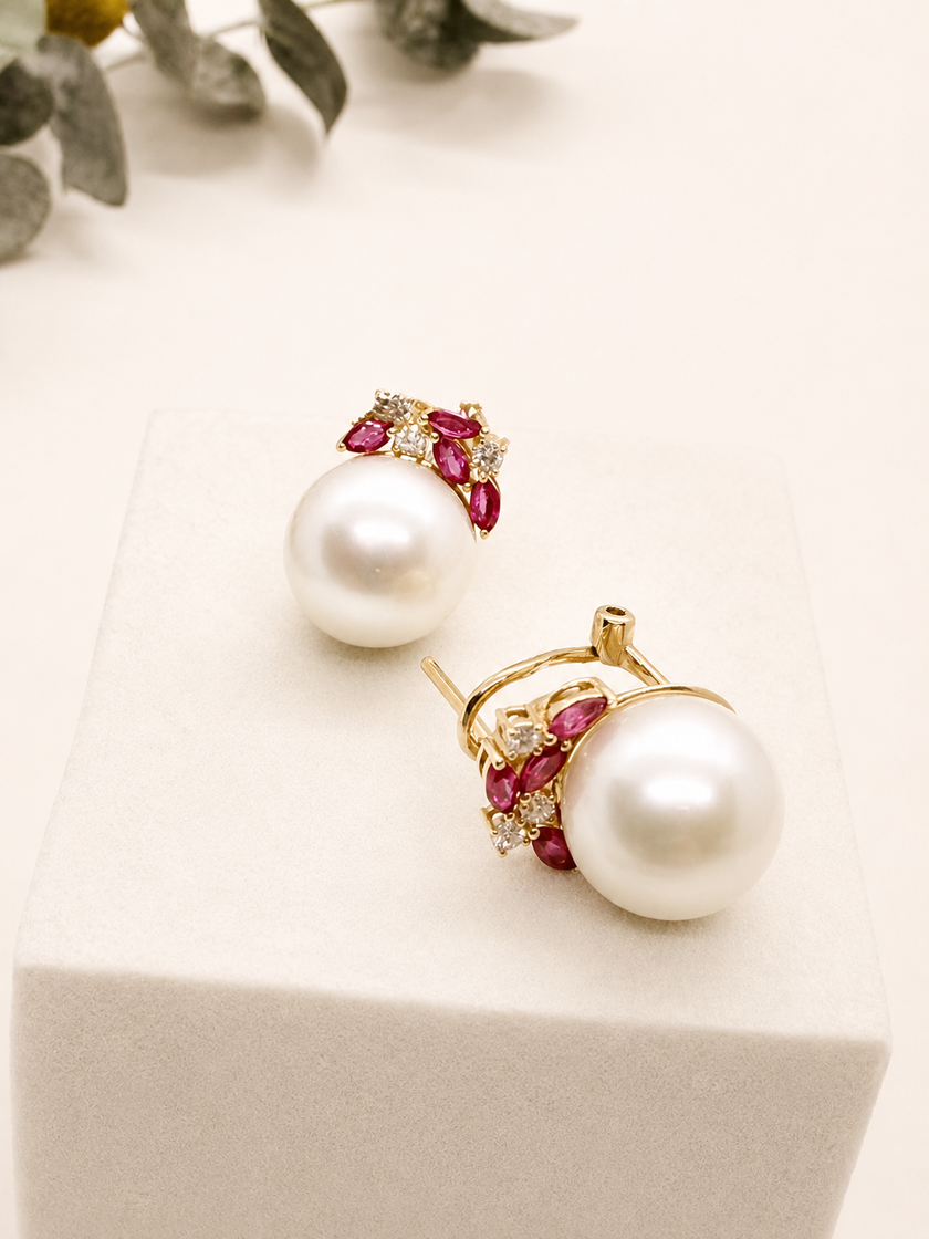 Aretes Coquetas en Oro con Perla, Rubíes y Brillantes