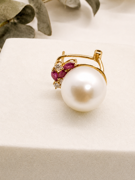 Aretes Coquetas en Oro con Perla, Rubíes y Brillantes