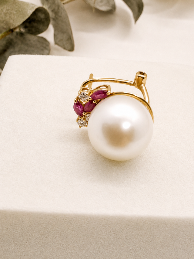 Aretes Coquetas en Oro con Perla, Rubíes y Brillantes