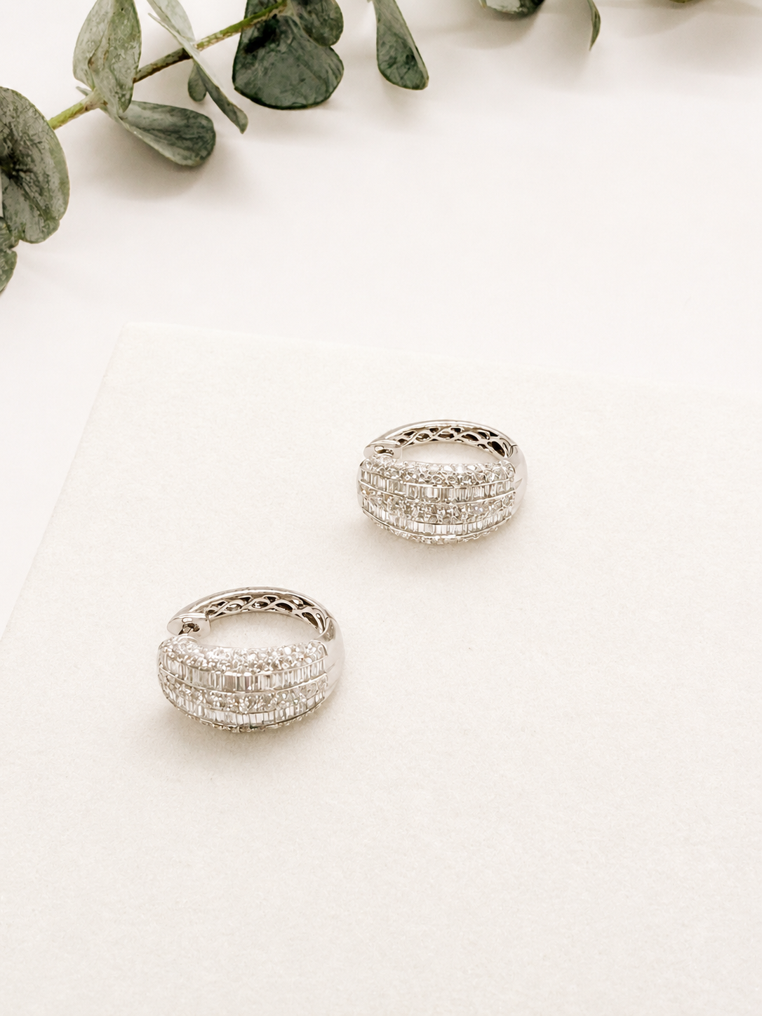 Arracadas en oro blanco con brillantes corte baguette y brillantes redondos