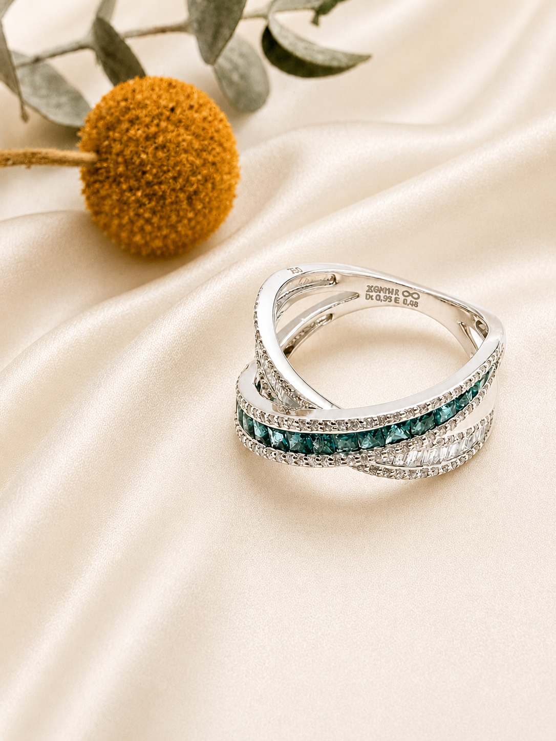 Anillo en Oro Blanco con Esmeraldas y Brillantes