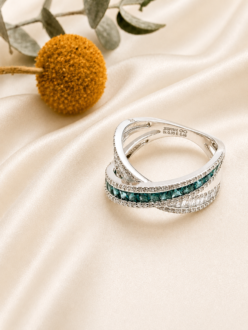 Anillo en Oro Blanco con Esmeraldas y Brillantes