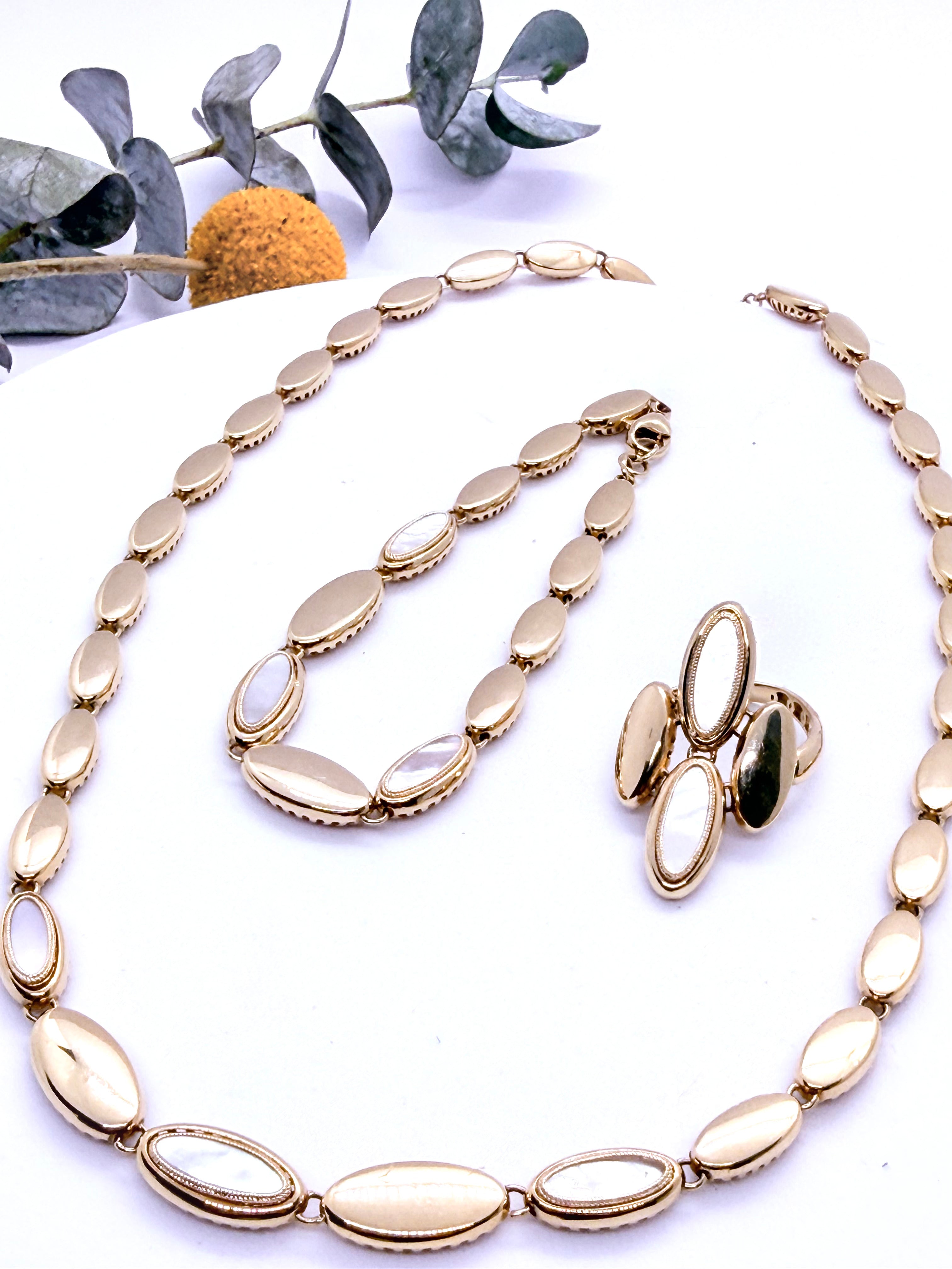 Anillo de Oro con Madre Perla